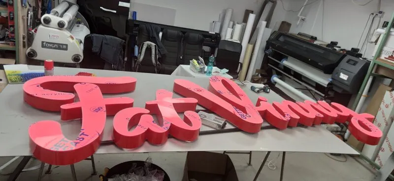 Объёмные буквы — розовый курсив