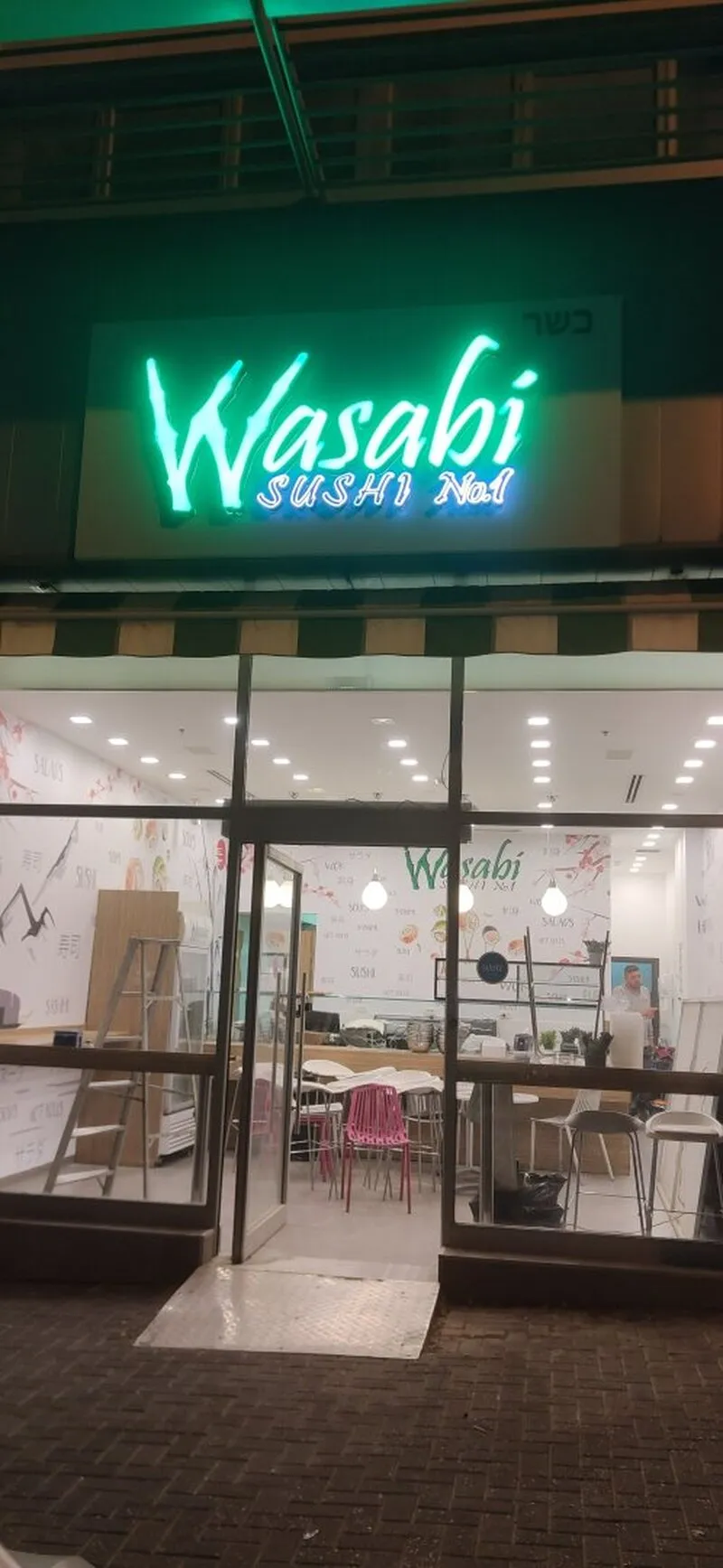 Изготовление и монтаж неоновой вывески для ресторана