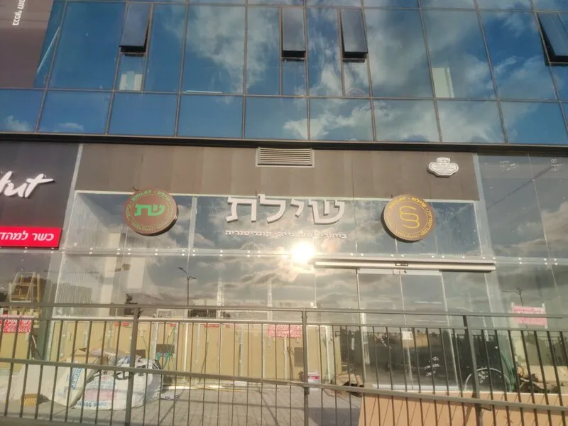 Интеграция вывески в стеклянный фасад