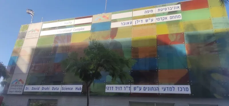 Оформление фасада с логотипом университета