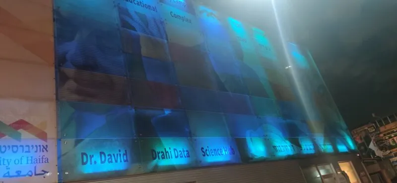 Оформление фасада с логотипом университета