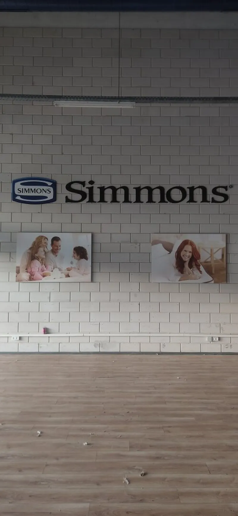 Оформление торгового пространства с постерами и брендированием