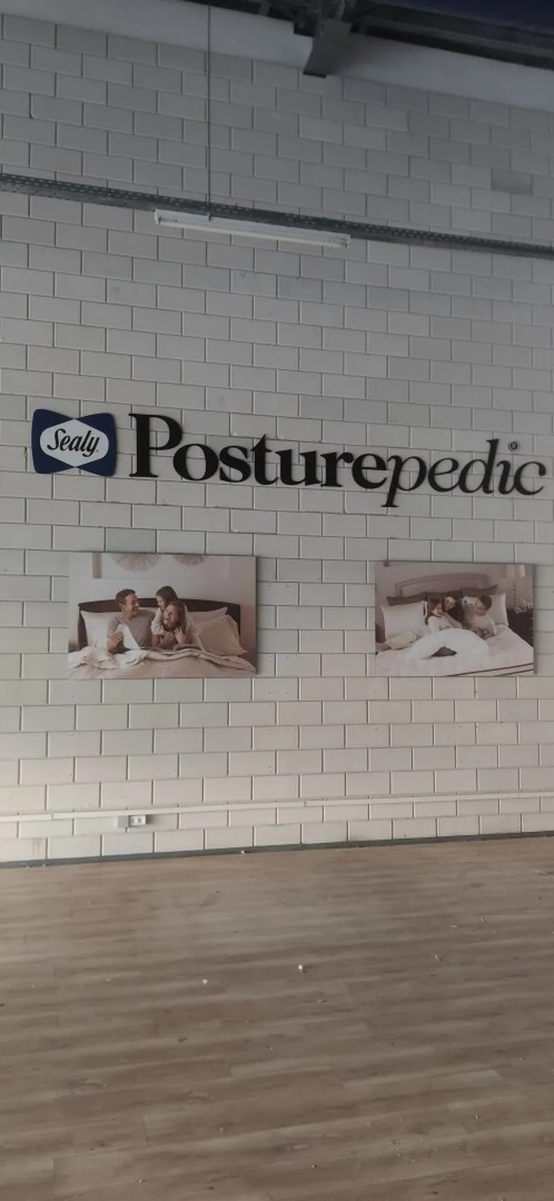 Оформление торгового пространства с постерами и брендированием