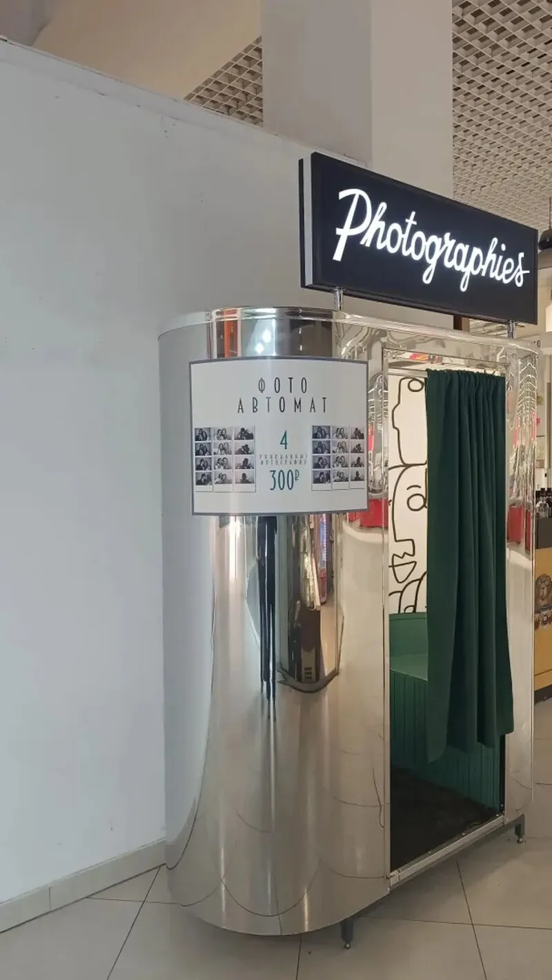 Брендирование фотобудки: световая вывеска и информационная панель