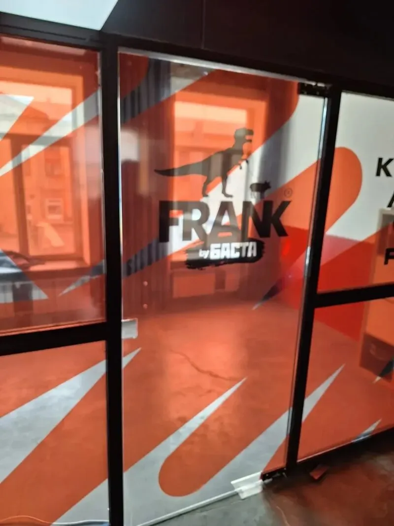 Оформление стеклянных дверей и витрин