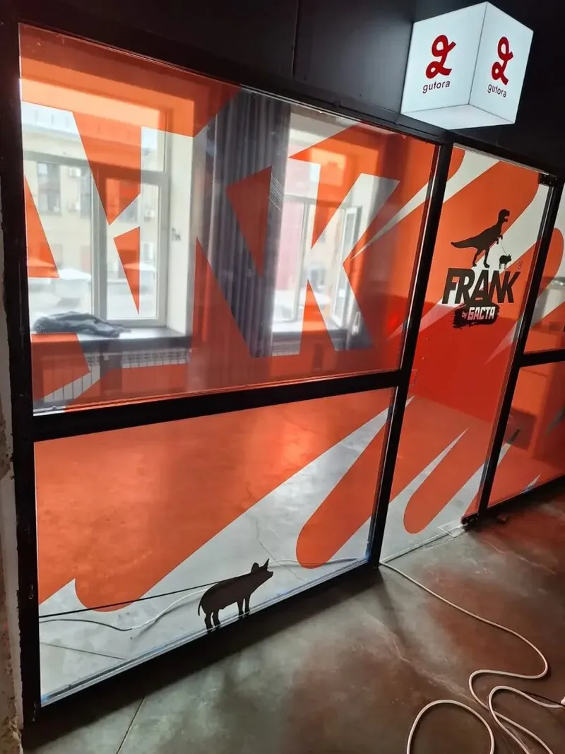 Оформление стеклянных дверей и витрин