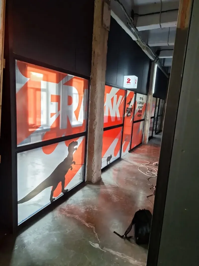 Оформление стеклянных дверей и витрин