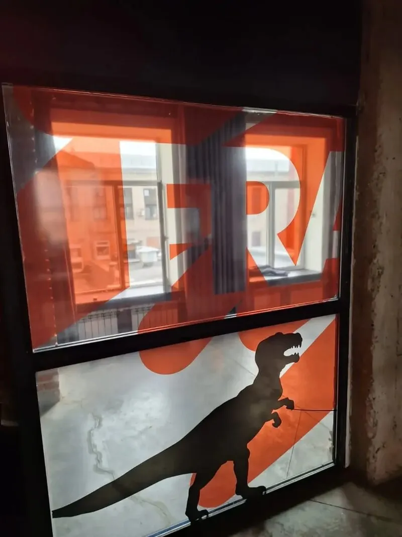 Оформление стеклянных дверей и витрин