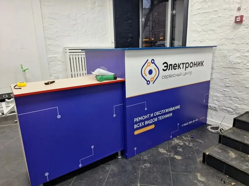 Оформление сервисного центра: дизайн, печать, монтаж на окна и стойку