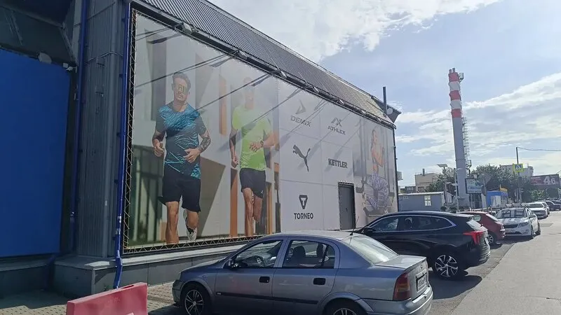 Установка баннера с прожекторной подсветкой для привлечения водителей и пешеходов