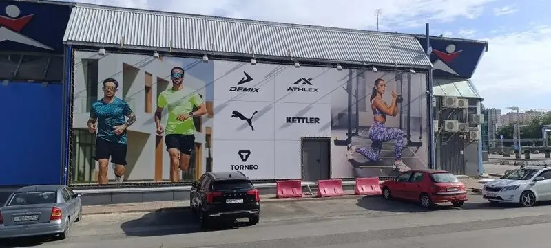 Установка баннера с прожекторной подсветкой для привлечения водителей и пешеходов