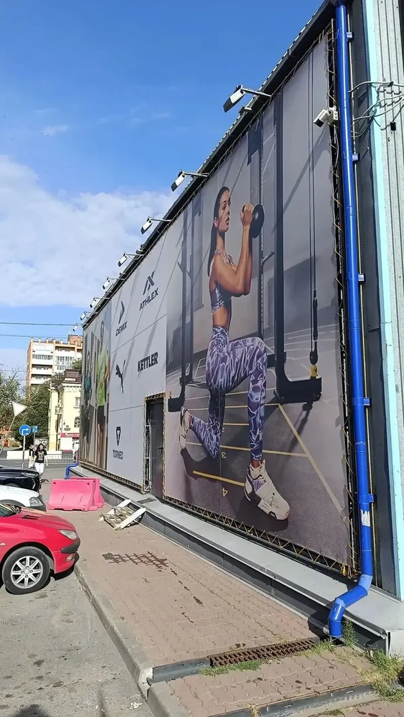 Установка баннера с прожекторной подсветкой для привлечения водителей и пешеходов