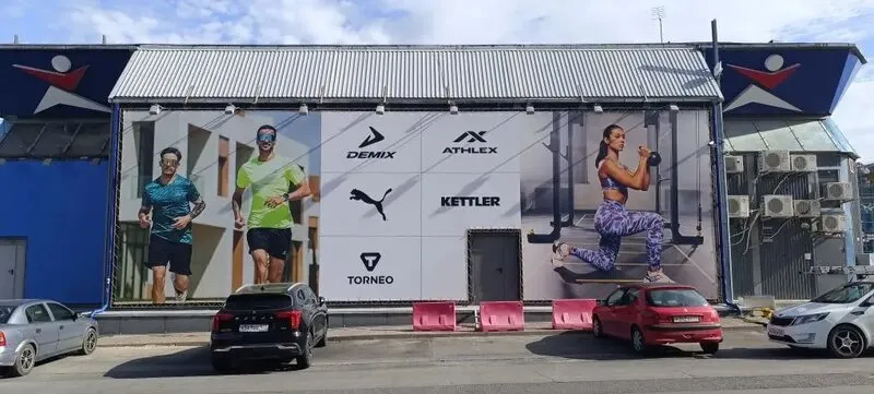 Установка баннера с прожекторной подсветкой для привлечения водителей и пешеходов