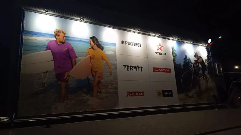 Установка баннера 15×3 м с люверсами и усиленным креплением для магазина спортивных товаров