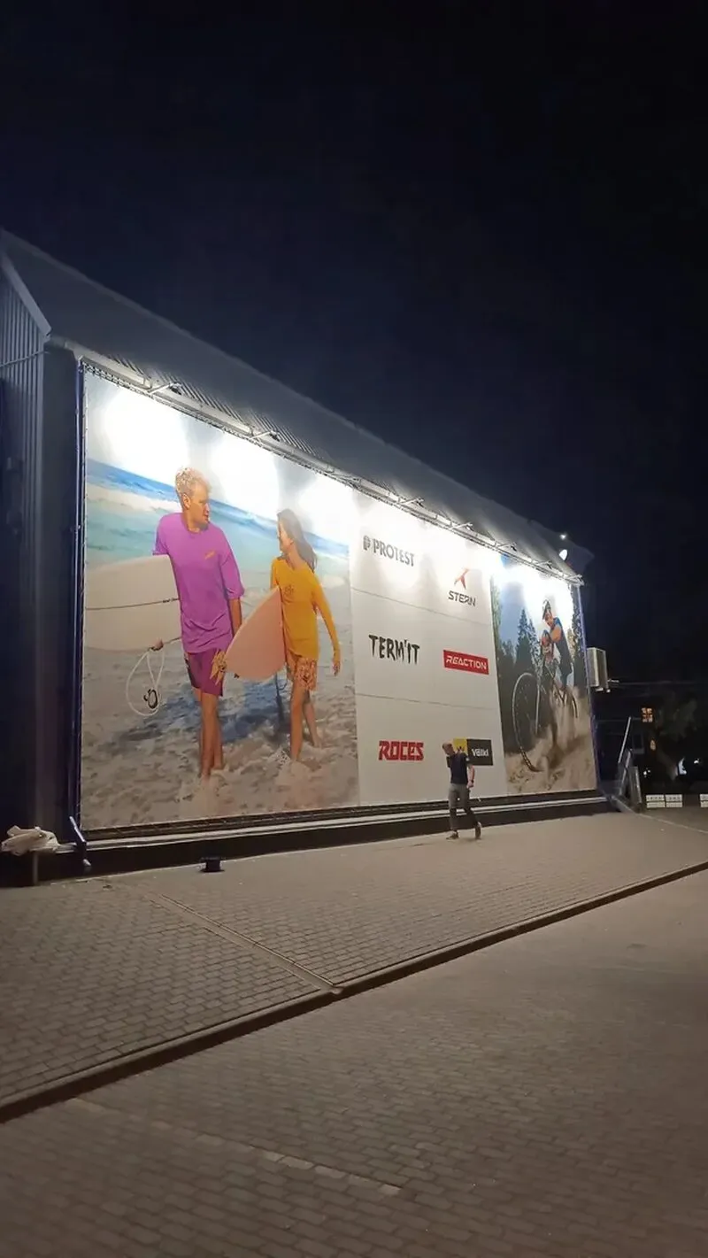 Установка баннера 15×3 м с люверсами и усиленным креплением для магазина спортивных товаров