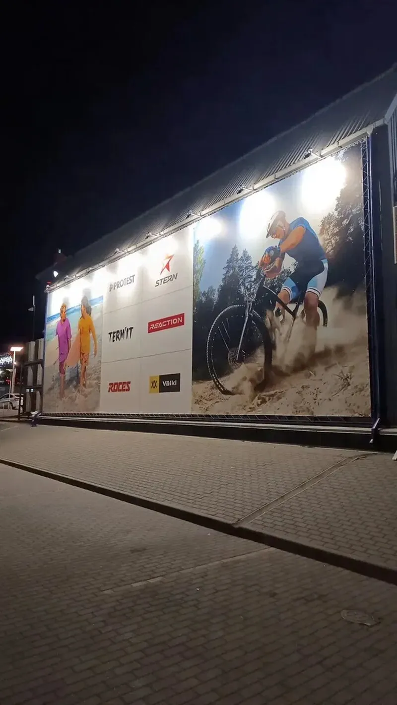 Установка баннера 15×3 м с люверсами и усиленным креплением для магазина спортивных товаров