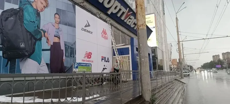 Профессиональная установка рекламных баннеров на фасадах и уличных конструкциях