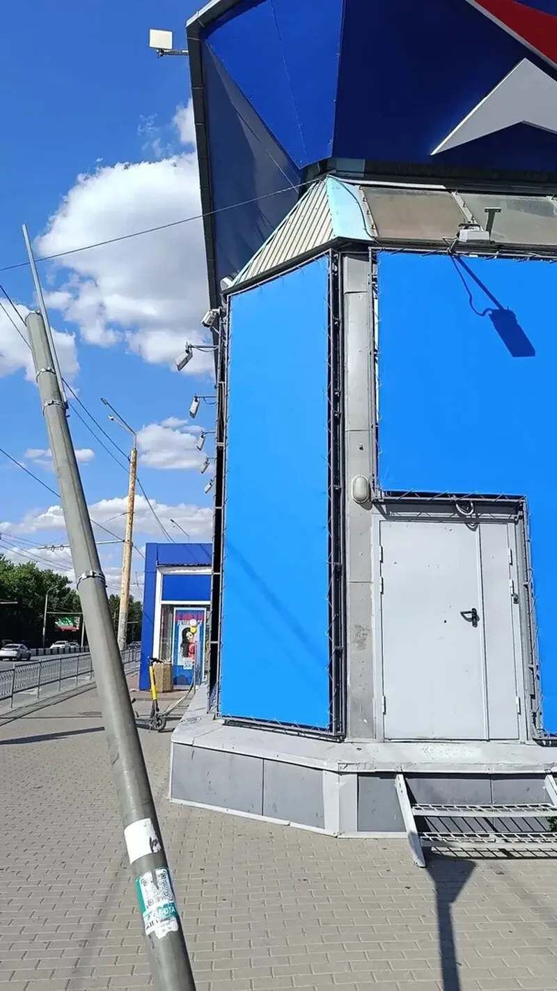 Профессиональная установка рекламных баннеров на фасадах и уличных конструкциях