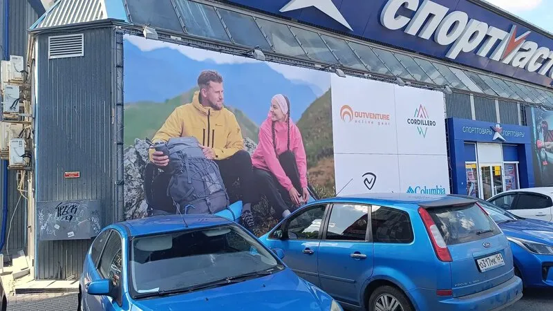 Профессиональная установка рекламных баннеров на фасадах и уличных конструкциях