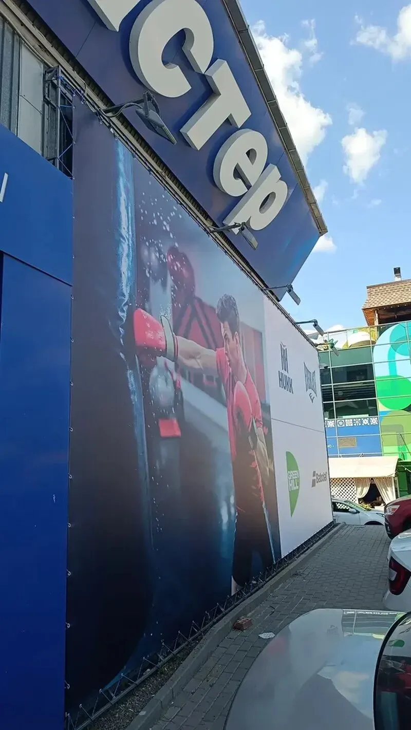 Профессиональная установка рекламных баннеров на фасадах и уличных конструкциях