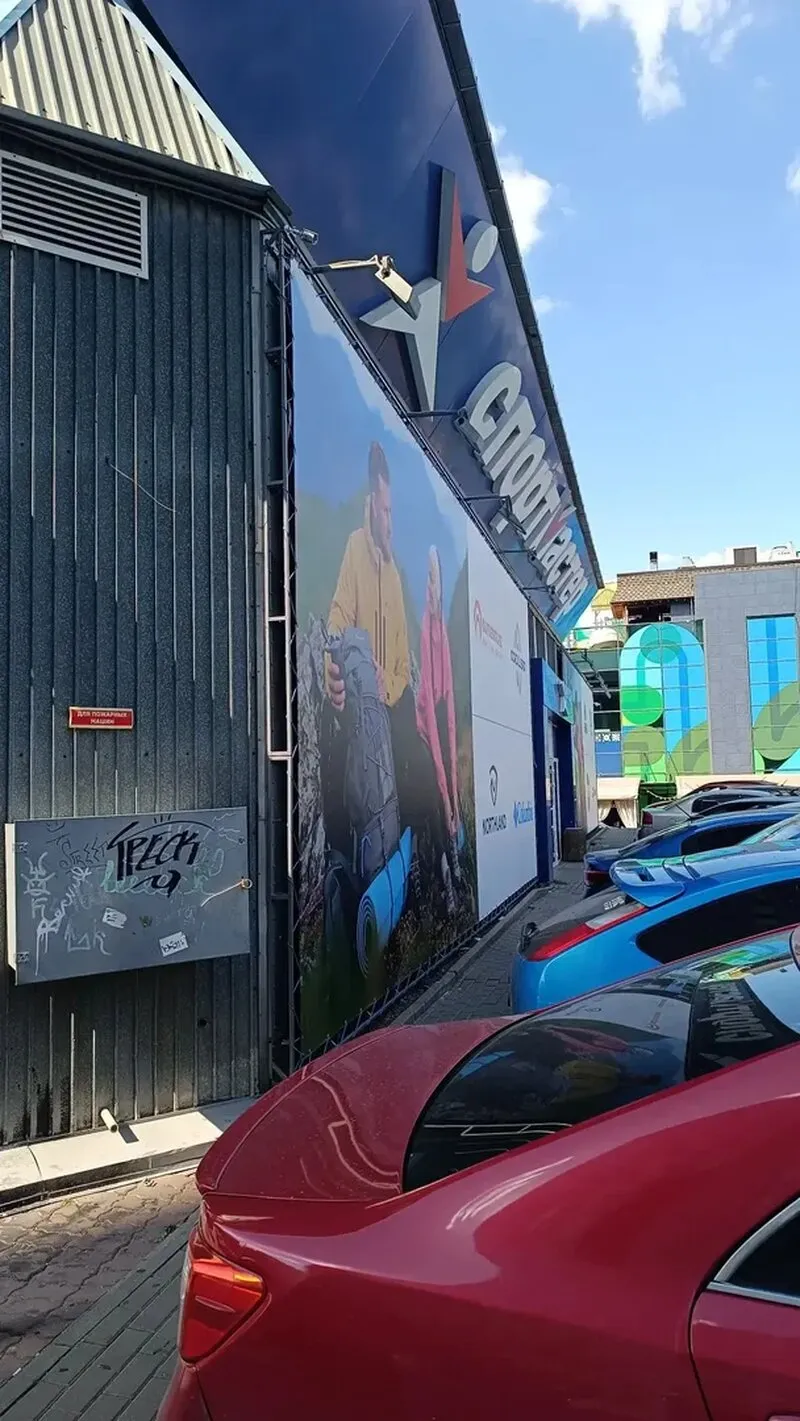 Профессиональная установка рекламных баннеров на фасадах и уличных конструкциях