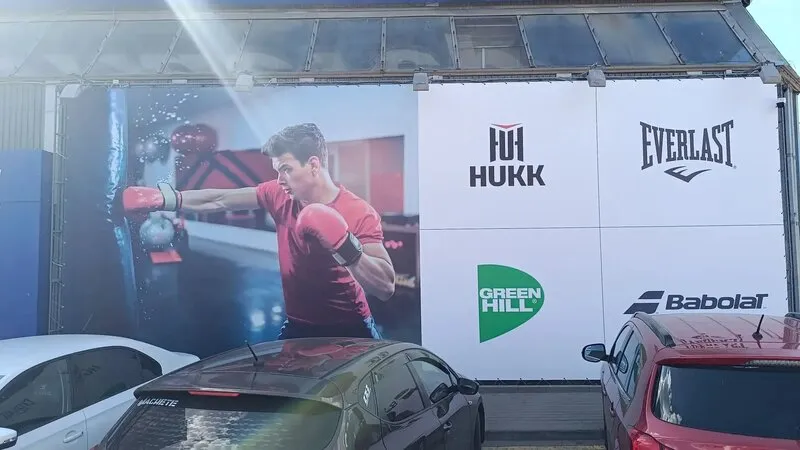 Профессиональная установка рекламных баннеров на фасадах и уличных конструкциях