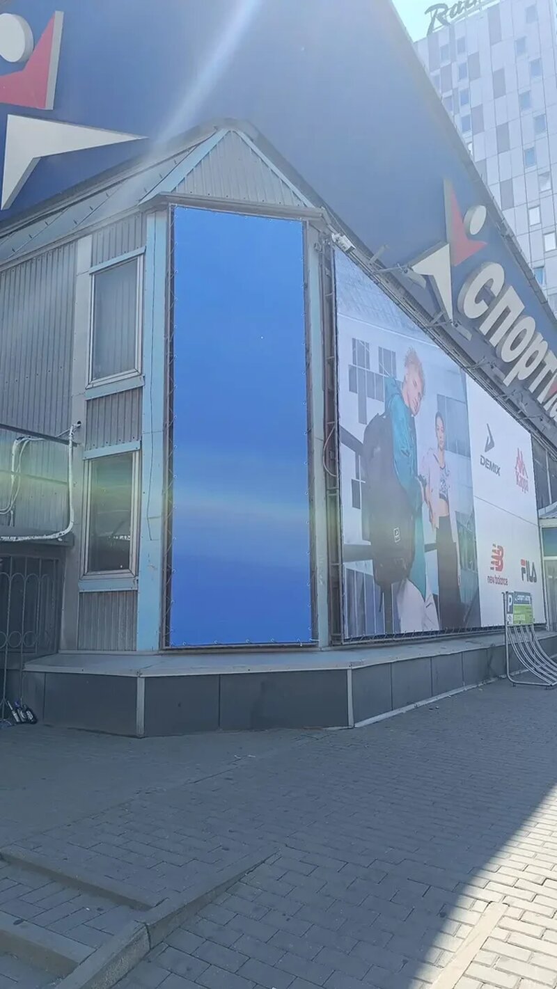 Профессиональная установка рекламных баннеров на фасадах и уличных конструкциях