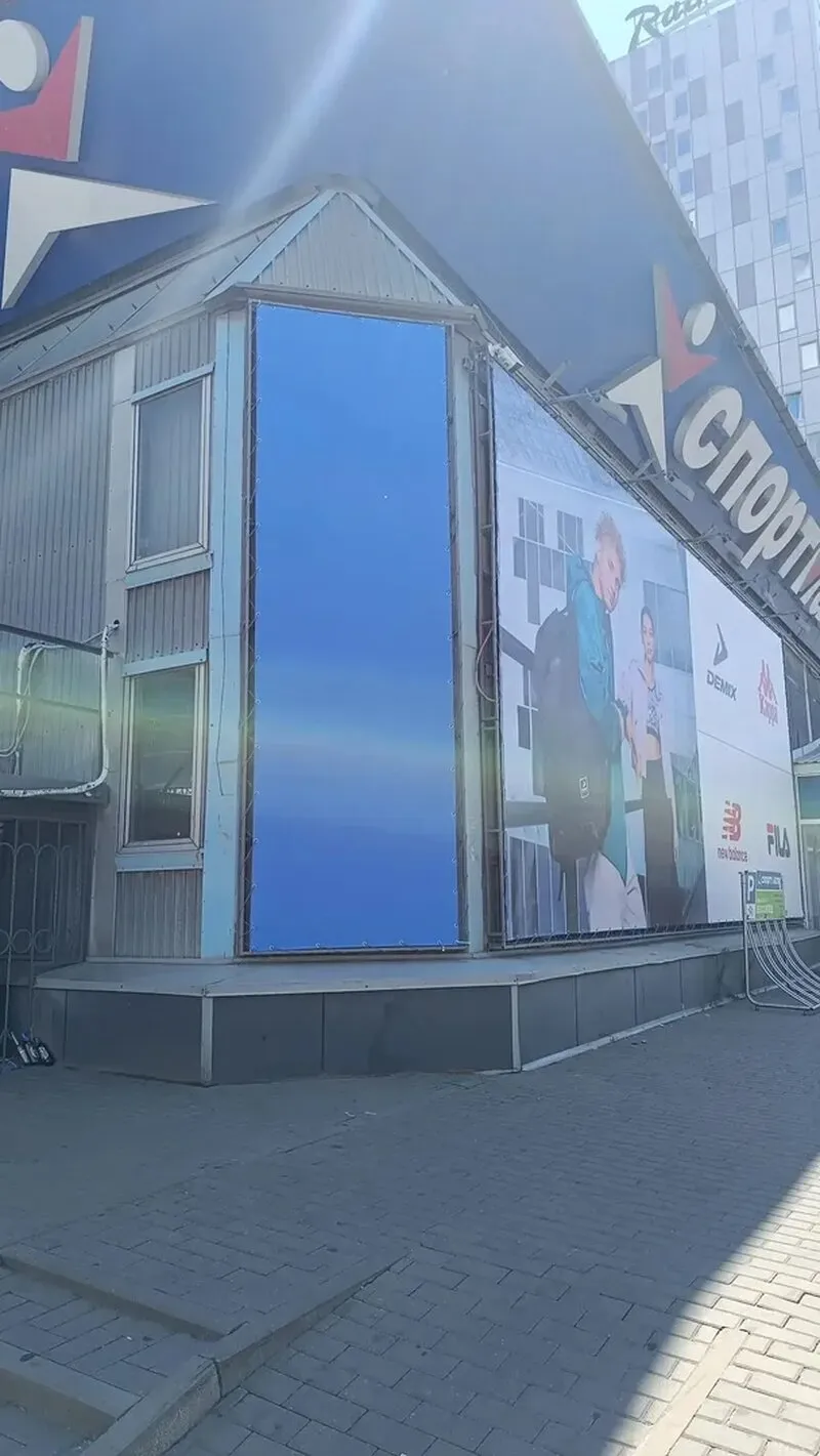 Профессиональная установка рекламных баннеров на фасадах и уличных конструкциях