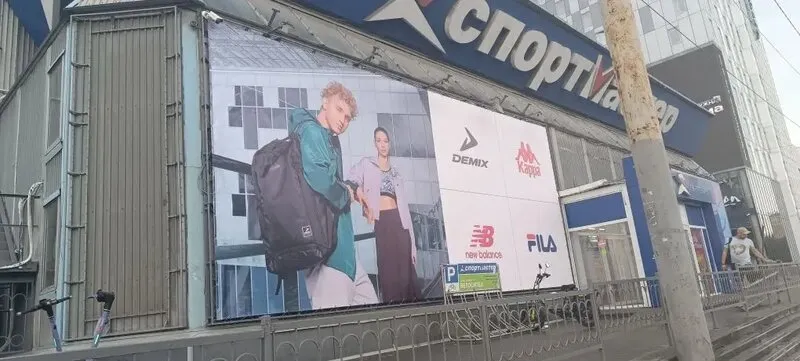 Профессиональная установка рекламных баннеров на фасадах и уличных конструкциях