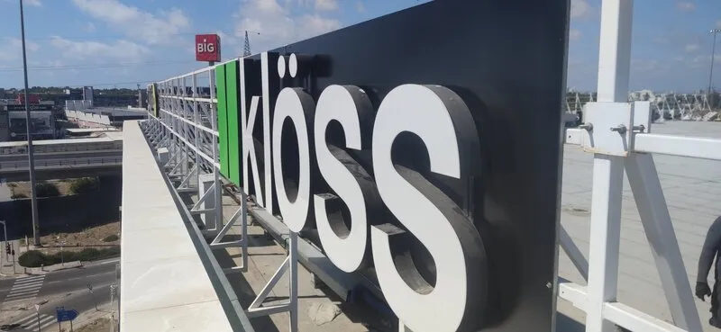 Объёмные буквы на крыше здания