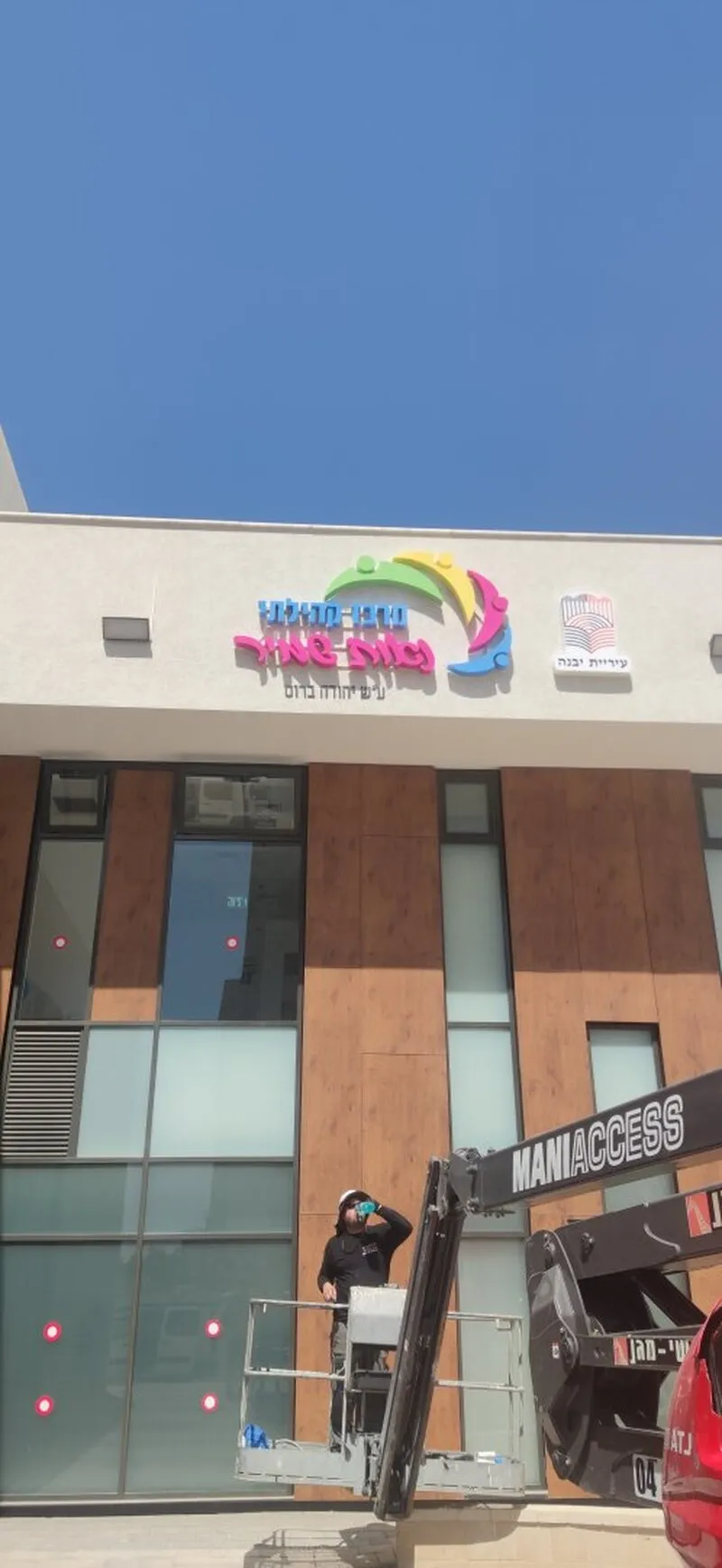 Установка яркой объёмной рекламы на современном фасаде