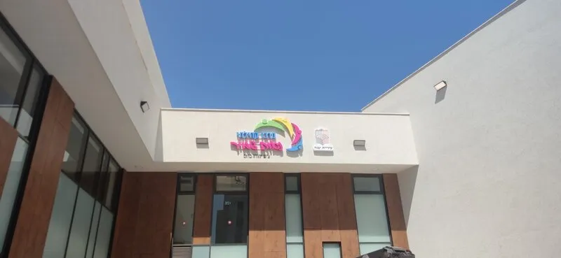 Установка яркой объёмной рекламы на современном фасаде