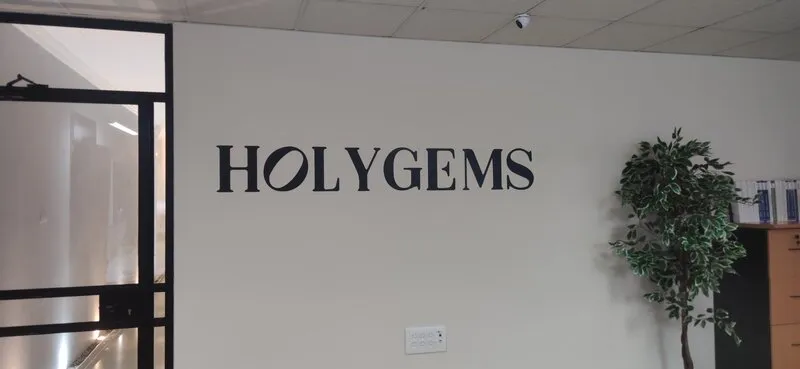 Корпоративный стиль в интерьере: крупная надпись на стене холла