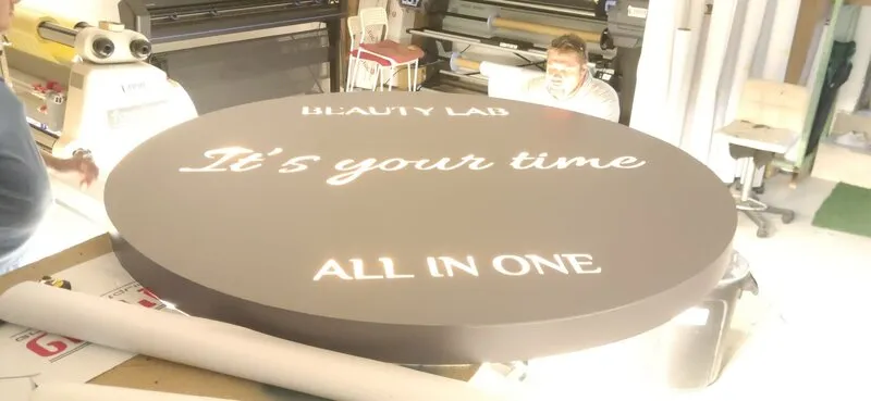 Круглая вывеска для салона красоты