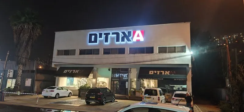 Яркая ночная реклама для розничной торговли