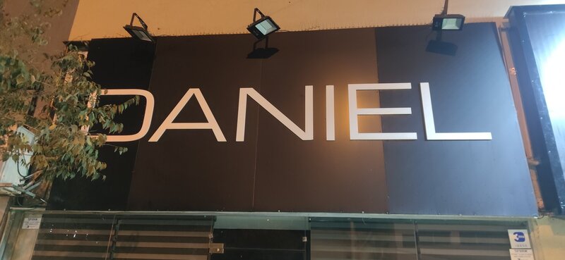 DANIEL — премиальная вывеска с подсветкой
