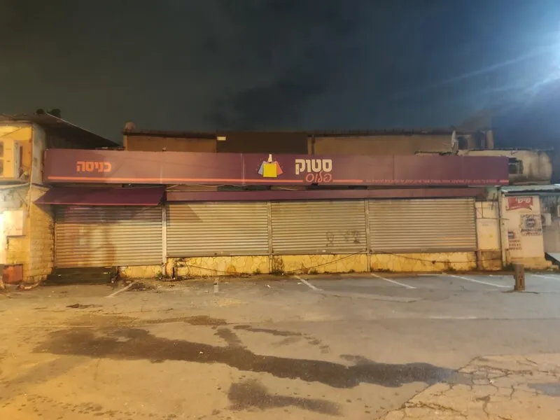 Фасад магазина с вывеской и рольставнями