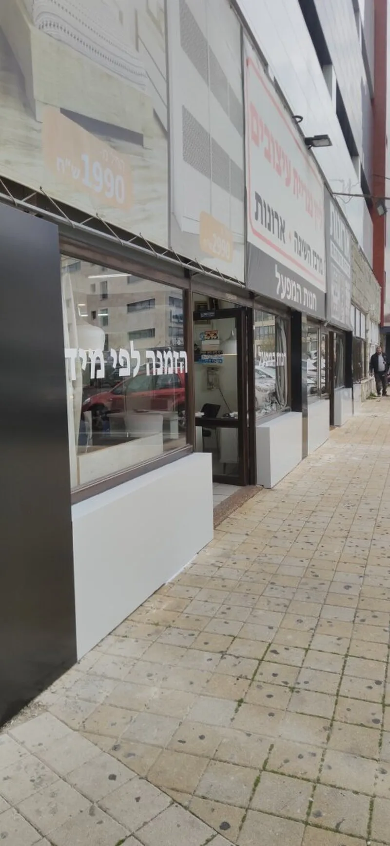 Фасад магазина с ценниками и витринами