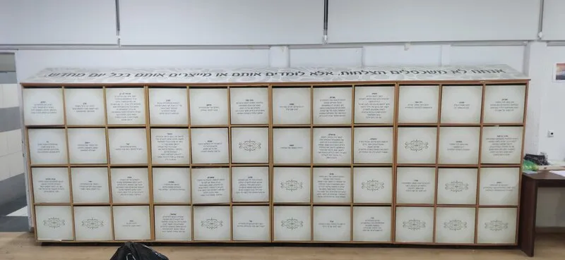 Информационный стенд с ячейками