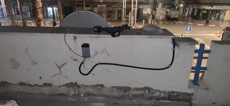 Неоновая вывеска с круглым логотипом