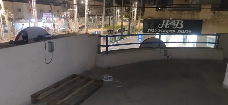 Неоновая вывеска с круглым логотипом