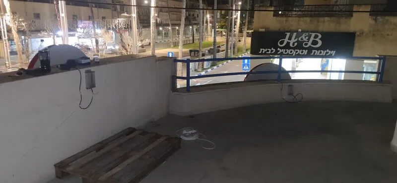 Неоновая вывеска с круглым логотипом