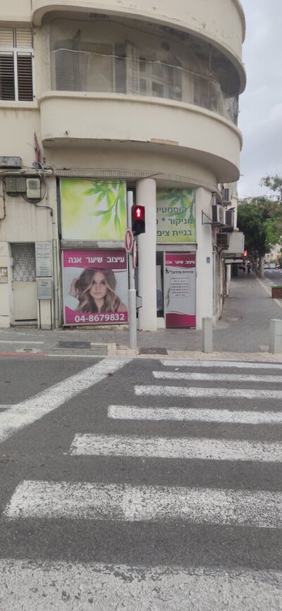 Салон красоты — фасад с баннерами