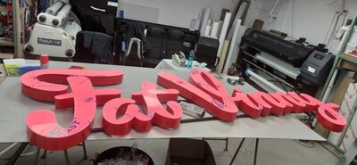 Объёмные буквы — розовый курсив