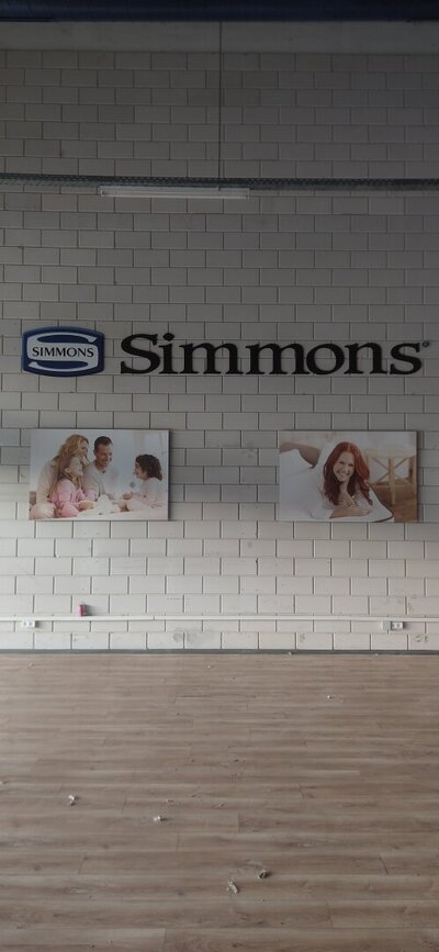 Оформление торгового пространства с постерами и брендированием