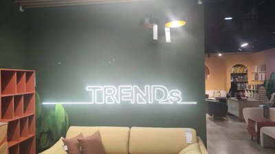 TRENDS — неоновая вывеска для мебельного магазина