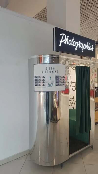 Брендирование фотобудки: световая вывеска и информационная панель