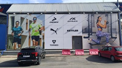 Установка баннера с прожекторной подсветкой для привлечения водителей и пешеходов