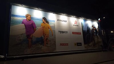 Установка баннера 15×3 м с люверсами и усиленным креплением для магазина спортивных товаров