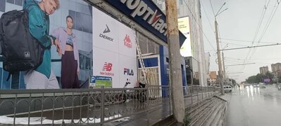 Профессиональная установка рекламных баннеров на фасадах и уличных конструкциях